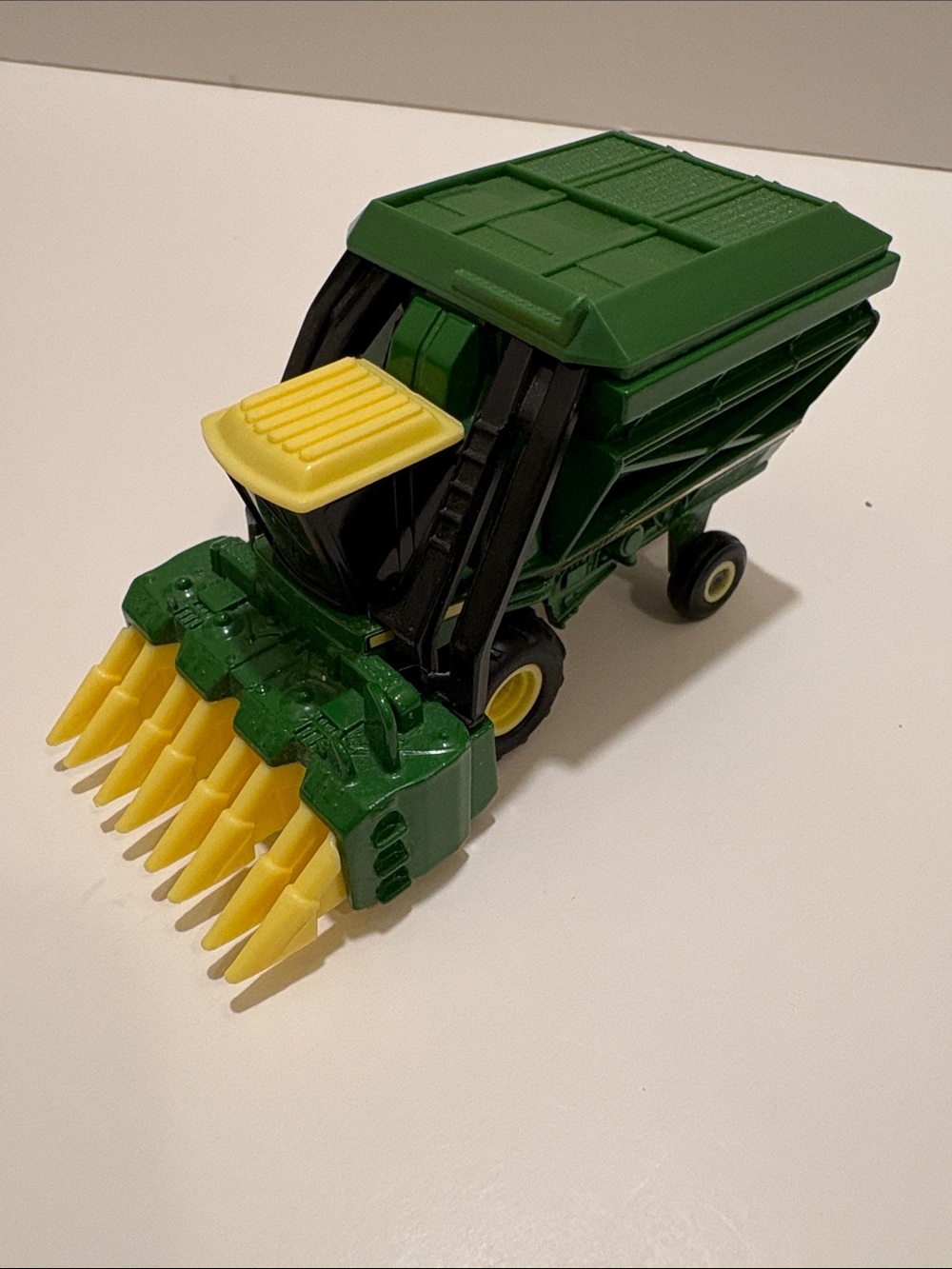 Ertl John Deere cotton picker.  Item 1099EO.